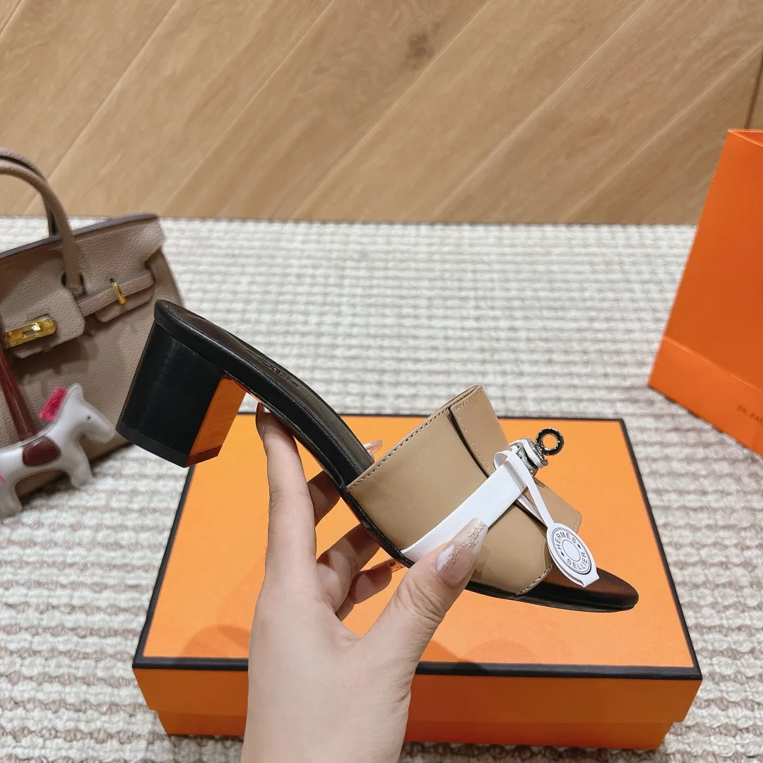 👟👟Ex-factory price 540👟👟 High version of the 2024 spring and summer new HERMES Hermès counter new style. The wedge-heeled Erjiu sandals and slippers, which have been extremely popular recently, are paired with various colorful socks. They are very trendy. Upper: cowhide. Outsole: technological imitation wood sole. Heel height: about 7cm. Size: Female 35-41 (40/41 non-refundable and non-exchangeable)